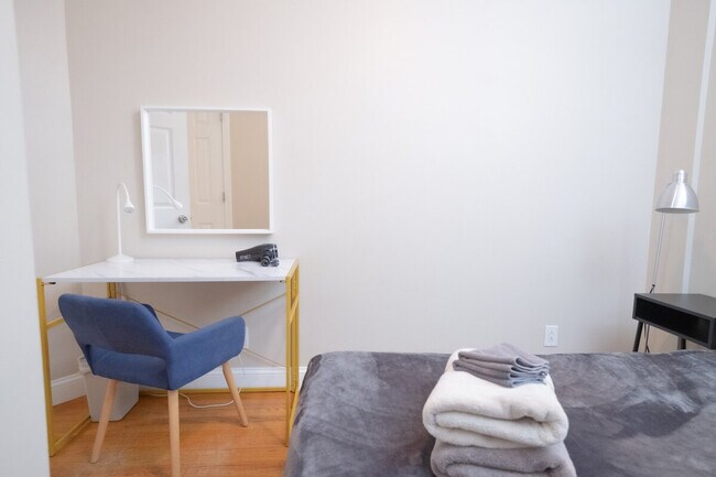 Building Photo - 230 W 113th St