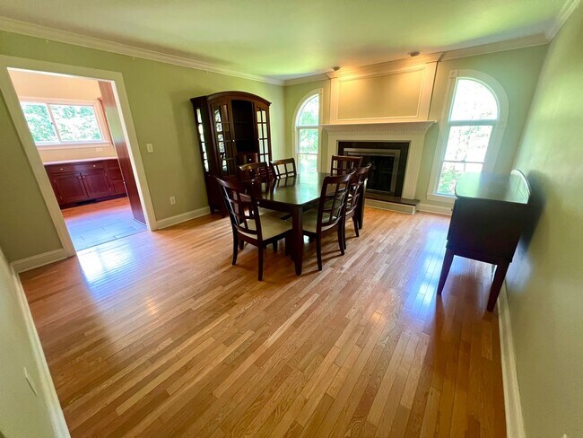Building Photo - Cranberry - 6 bedroom 4 bathroom - Stunnin...