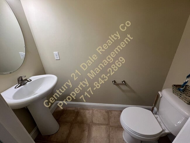 Building Photo - Large Three Bedroom 2.5 Baths in the Stone Gate Commons Association