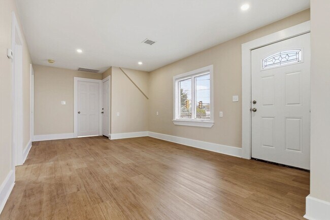 Building Photo - 142 Elliott St