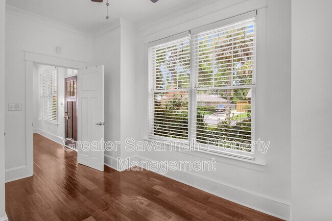 Building Photo - 419 E 54th St