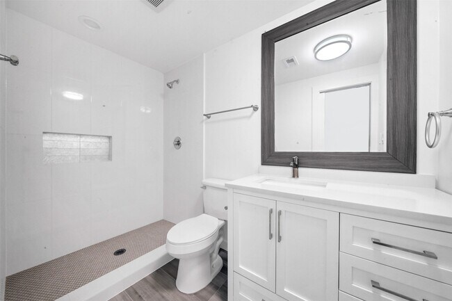 Building Photo - 129 E 31st 1/2 St
