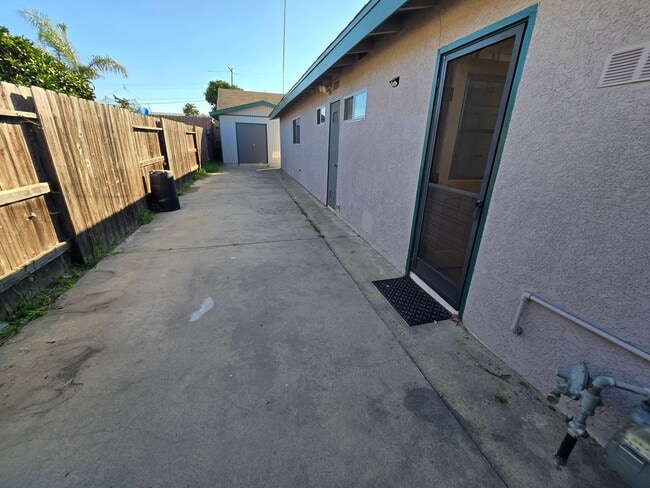 Building Photo - Spacious 3BR/2BA with Modern Upgrades, Lar...