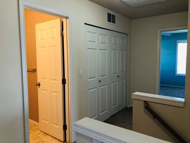 Building Photo - Lovely DuPont home, 3 beds, 2.5 baths