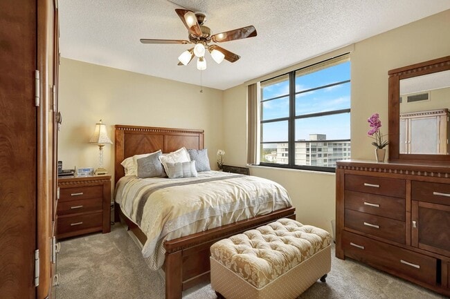 Building Photo - 840 Ocean Dr