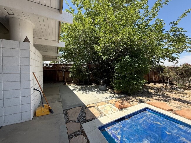 Building Photo - High Desert Retreat- 3 Bedrooms, 2 Bathroo...