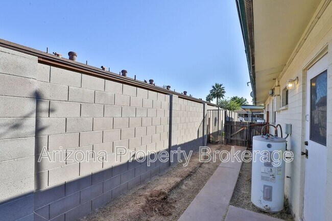 Building Photo - 2408 W Morten Ave