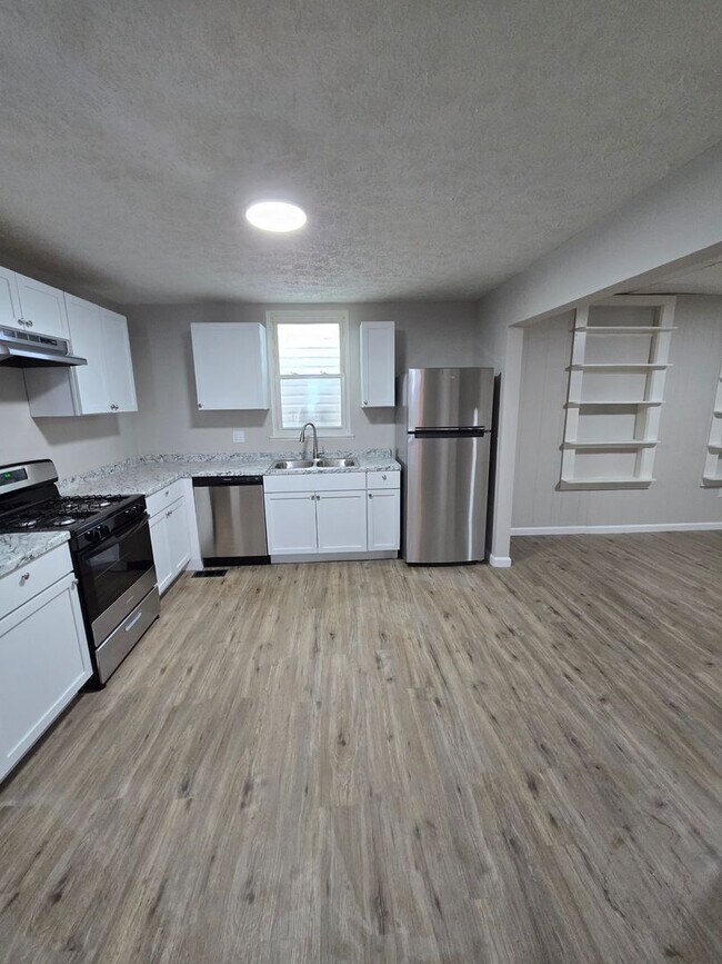 Building Photo - 4 BEDROOM SINGLE FAMILY HOME