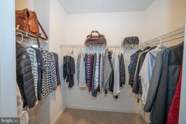 Building Photo - 300 W Elm St