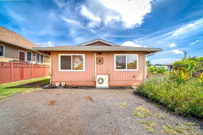 Building Photo - WAHIAWA TOWN: 4-BED, 2-BATH AVAILABLE EARLY NOV!