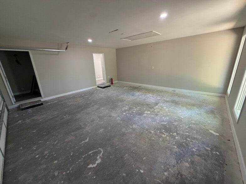 Building Photo - Room in House on Heritage Hills Cir