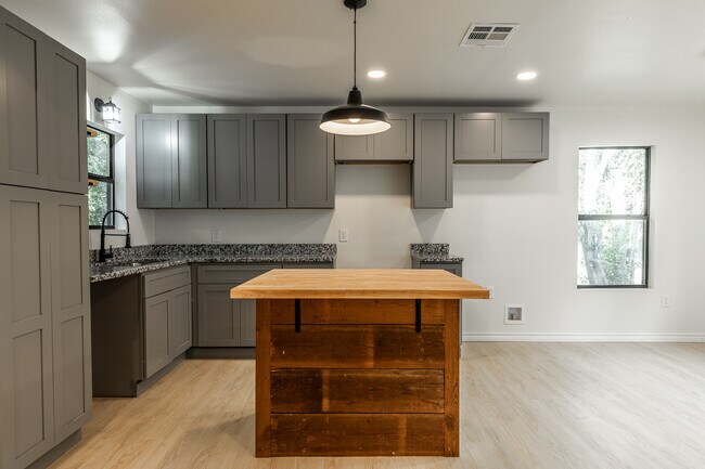 Building Photo - 207 Joel Hooper Dr