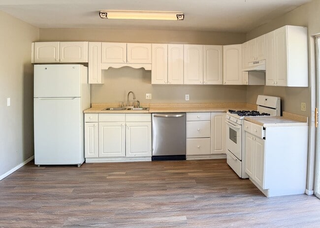 Building Photo - $500 OFF FIRST MONTHS RENT | 2.5 ACRE LOT! 4 Beds in Central Edmond!