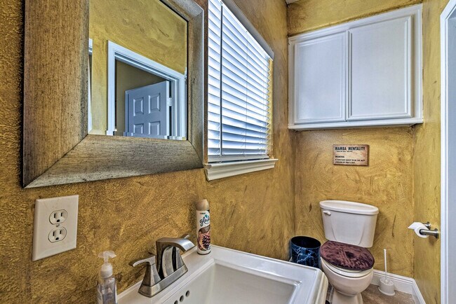 Building Photo - 2735 Broadway St