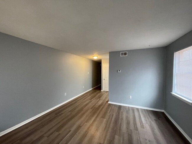 Building Photo - Awesome Duplex For Rent!!!! Close to the U...