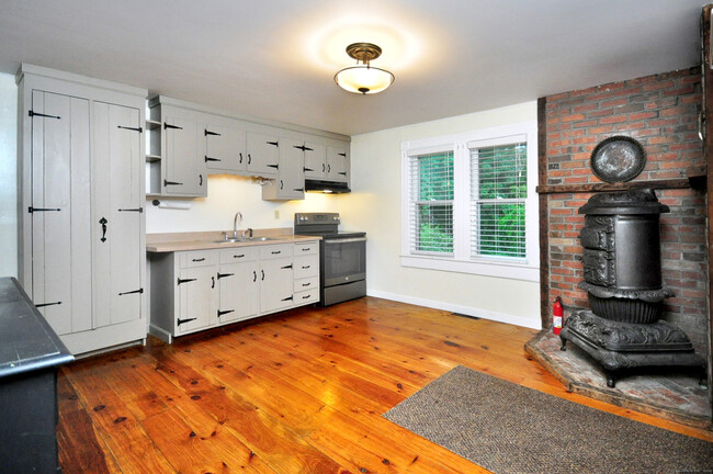 Building Photo - 22 Highland Ave