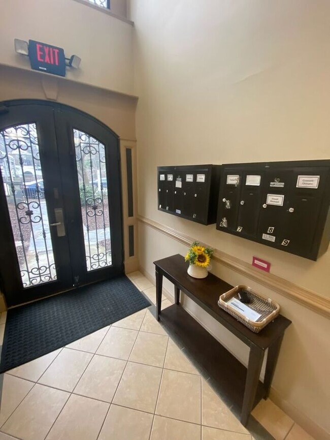 Building Photo - Excellent location, amazing upgrades and great price!