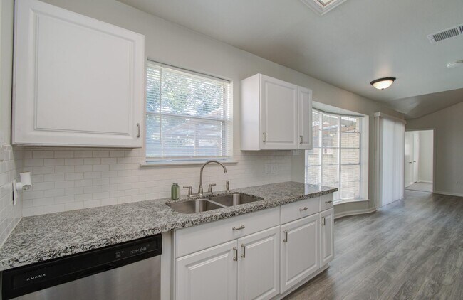Building Photo - 15611 La Casa Ln