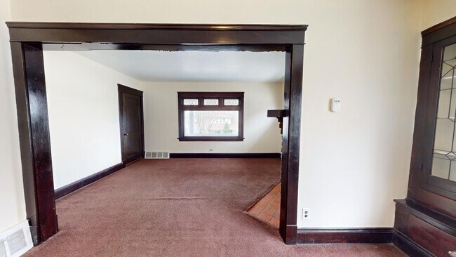 Building Photo - 2 bedroom/1 bath (upper unit)- 1ST MONTH FREE IF LEASE SIGNED BY 10/15