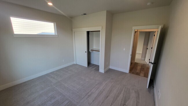 Building Photo - 4 BR/2.5 BA Single-Level home at Trailside