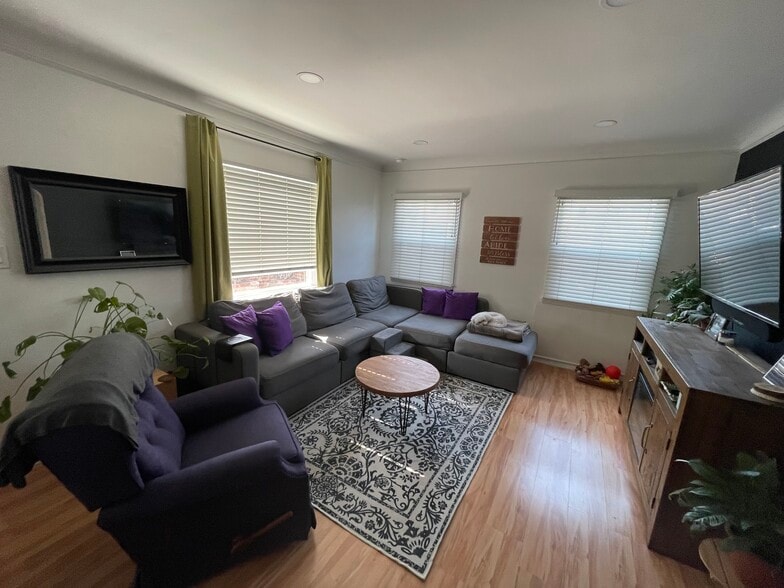 Building Photo - 2348 Warwick Ave