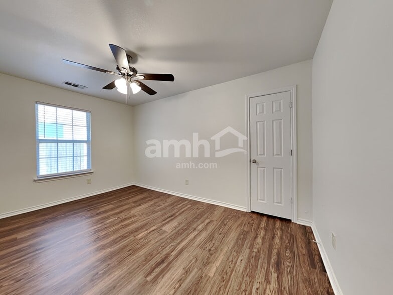 Building Photo - 1922 Cross Oaks Dr