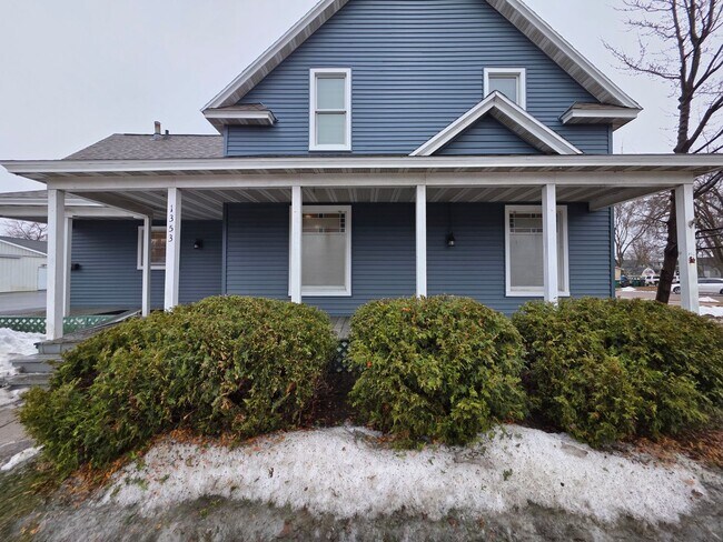 Building Photo - 1353 W Grand Ave