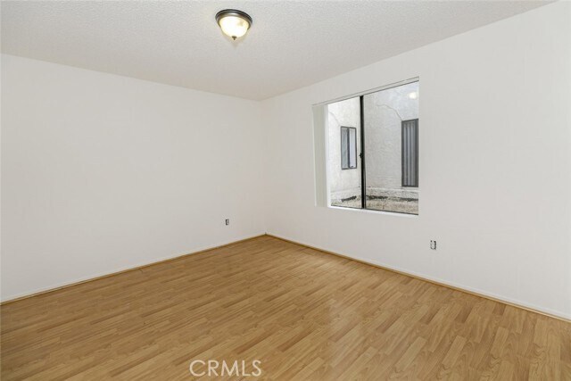 Building Photo - 914 E Elk Ave