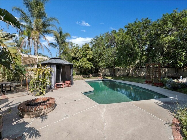 Building Photo - 10918 Reseda Blvd