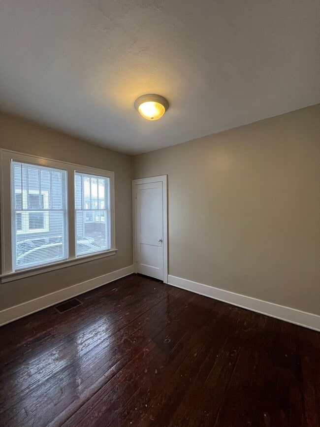 Building Photo - Lovely 2 Bedroom Southside Holland