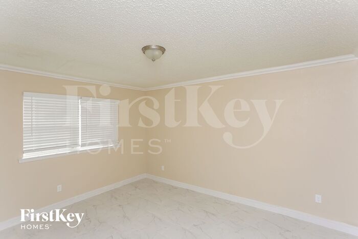 Building Photo - 7355 Greenacres Dr