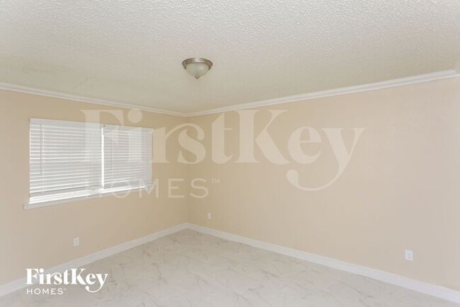 Building Photo - 7355 Greenacres Dr