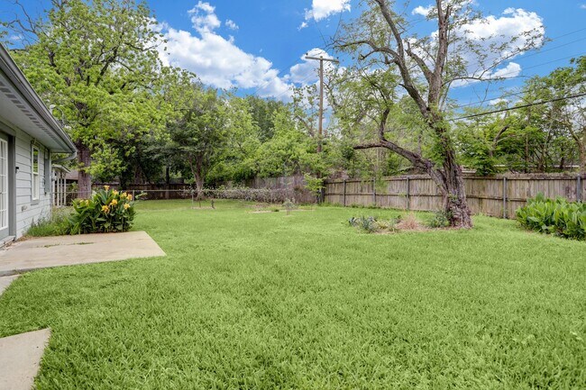 Building Photo - 7011 Neff St