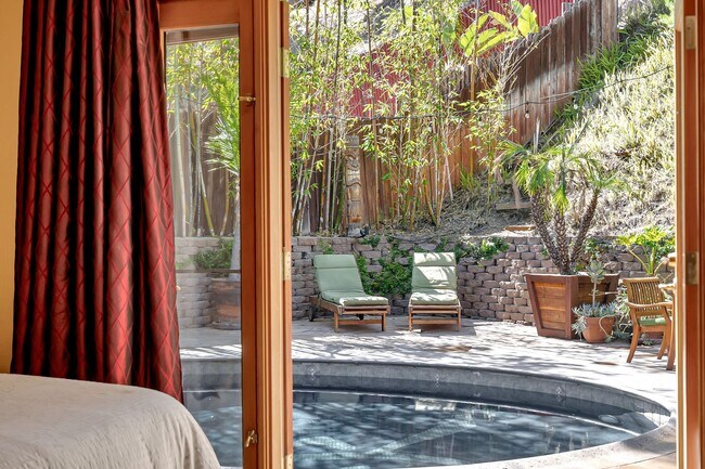 Building Photo - HOLIDAY SPECIAL***2 WEEKS FREE** 3 Bed/2 Bath Oasis in Royal Woods - Available Now