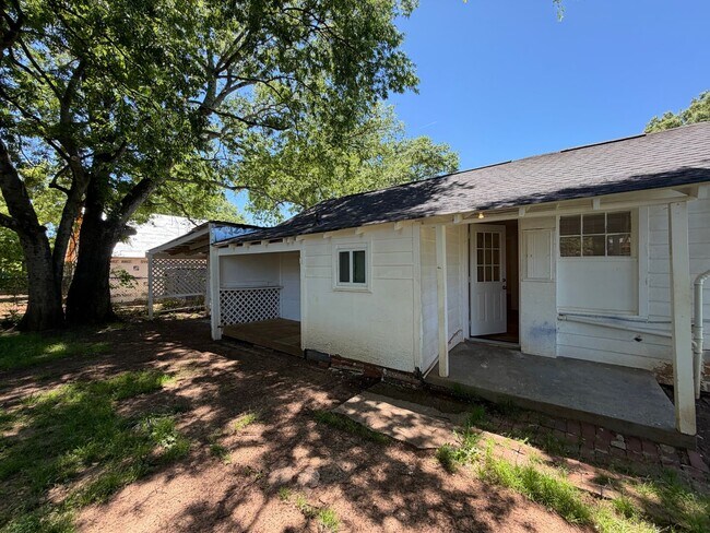 Building Photo - Renovated 1/1 House in East Rome- $995