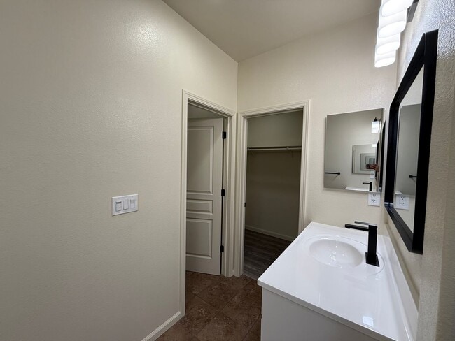 Building Photo - 566 Almaden Walk Loop