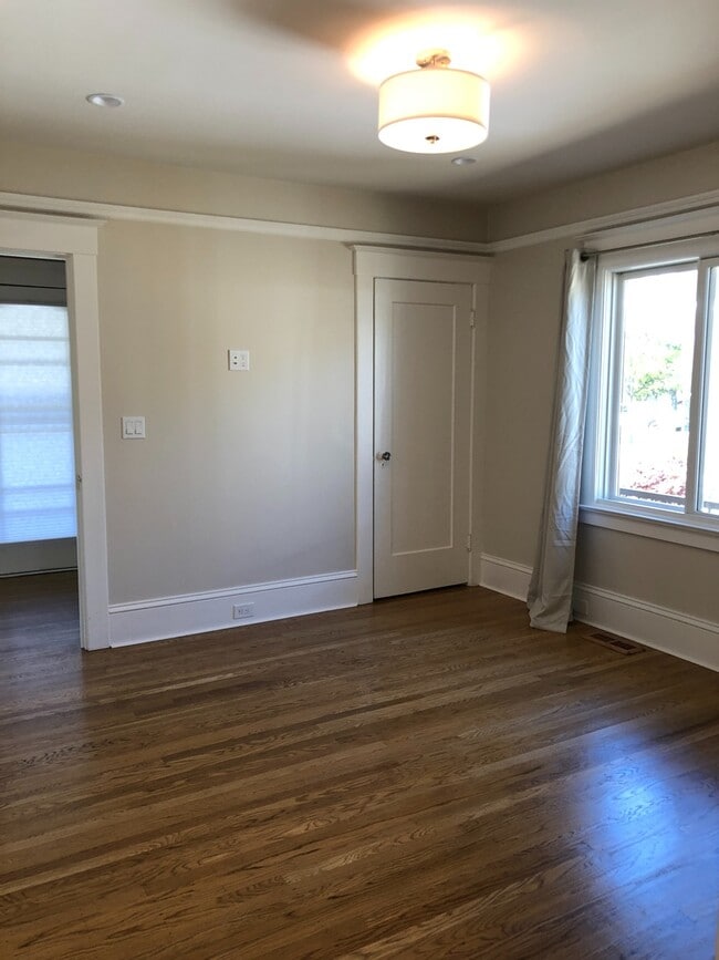 Building Photo - Remodeled House Walking Distance to Burlingame Ave