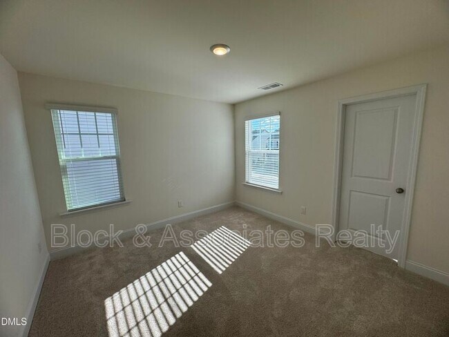 Building Photo - 37 Bluebell St