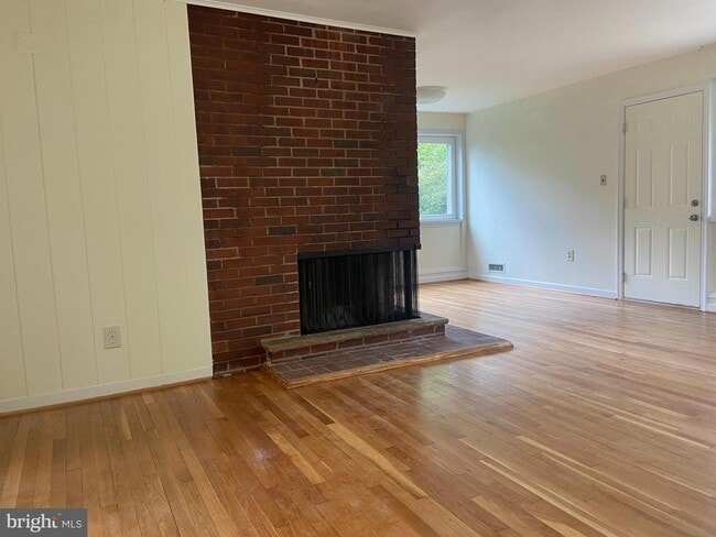 Building Photo - Brigitte leases this property