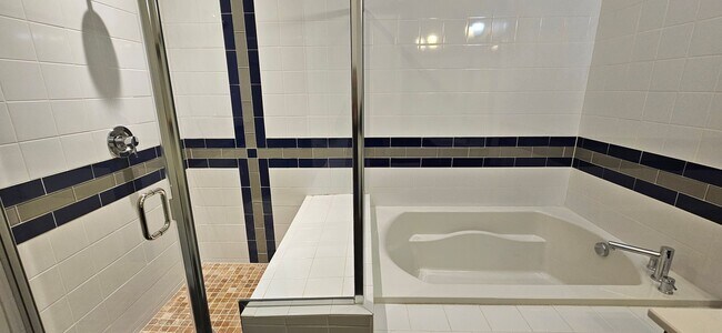 Building Photo - Congress Park High Rise Living! Huge Main Floor 2 Bed 2 Bath