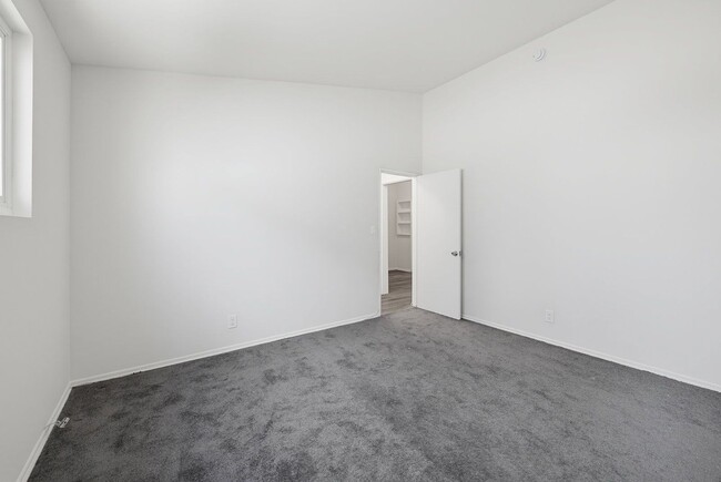 Building Photo - 333 Rexford Dr