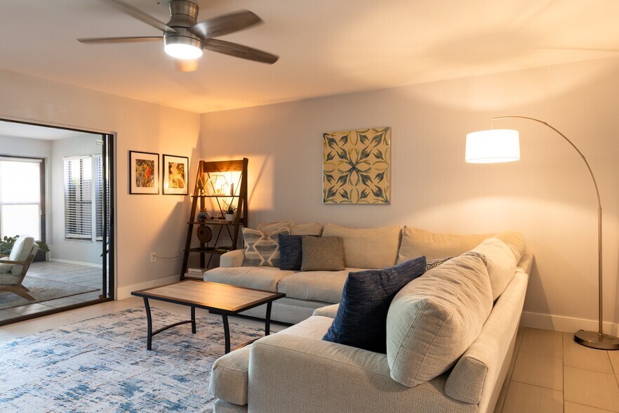 Family Room - 906 Sunridge Dr