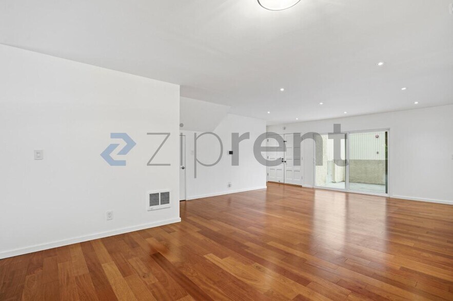 Building Photo - Unit 22