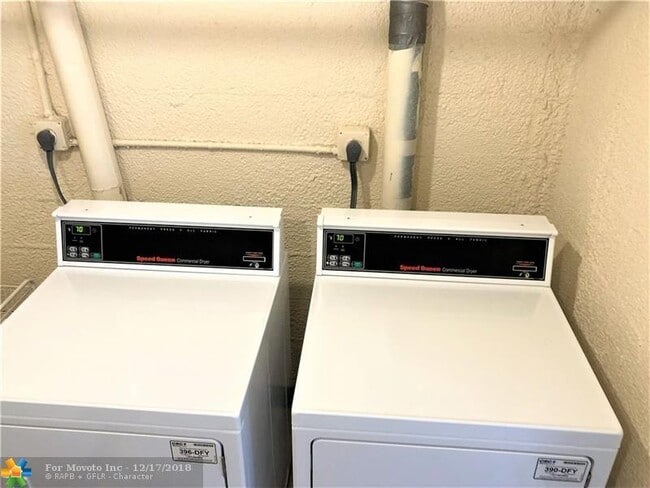 Building Photo - 2515 NE 1st Ct