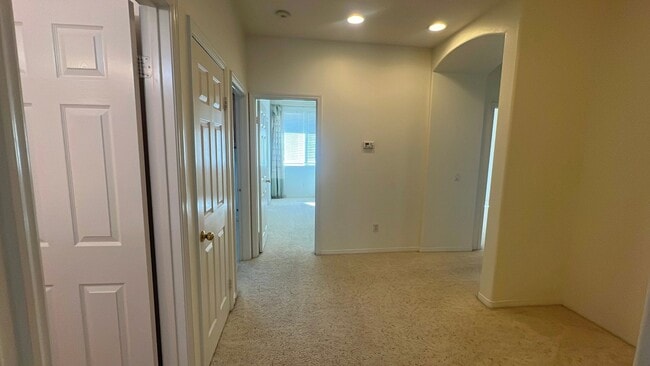 Building Photo - West Palmdale Home in Golf Course