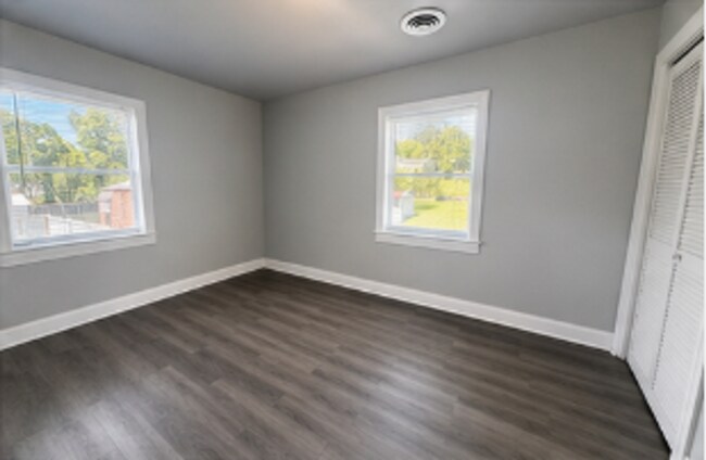 Building Photo - Charming Renovated Home with Private Pool!