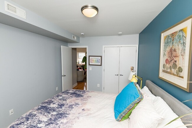 Building Photo - CoHi - Spacious One Bed Condo