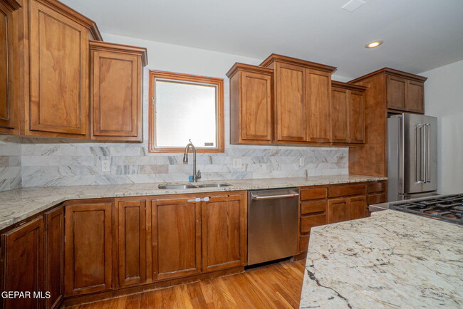 Building Photo - 727 McKelligon Dr