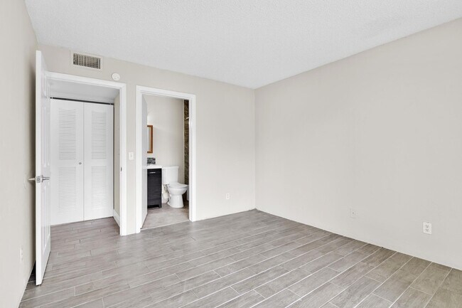 Building Photo - 414 Meadows Cir