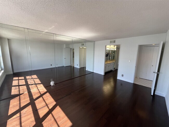 Building Photo - 3500 Galt Ocean Dr